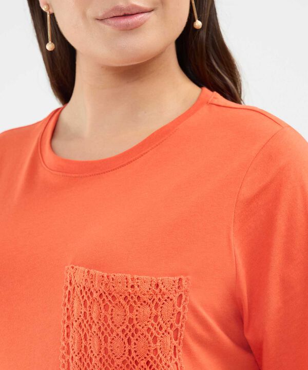 Camiseta con Bolsillo Bordado