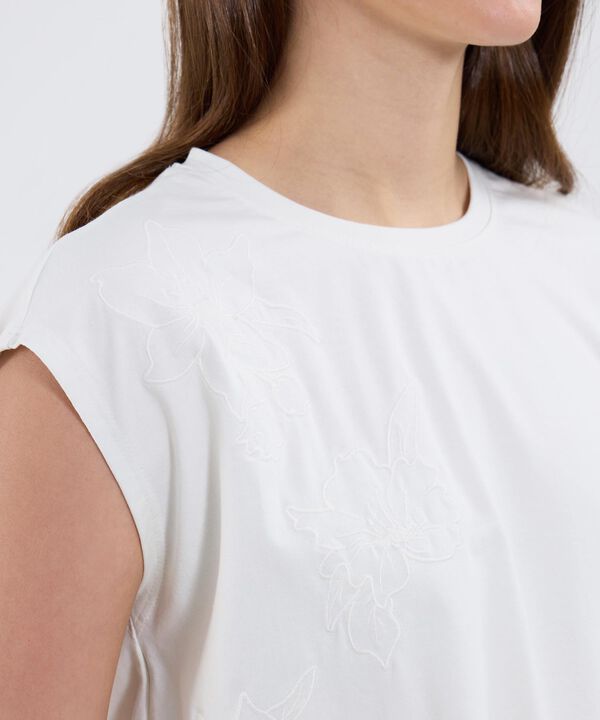 Camiseta Unicolor Con Bordado image number null