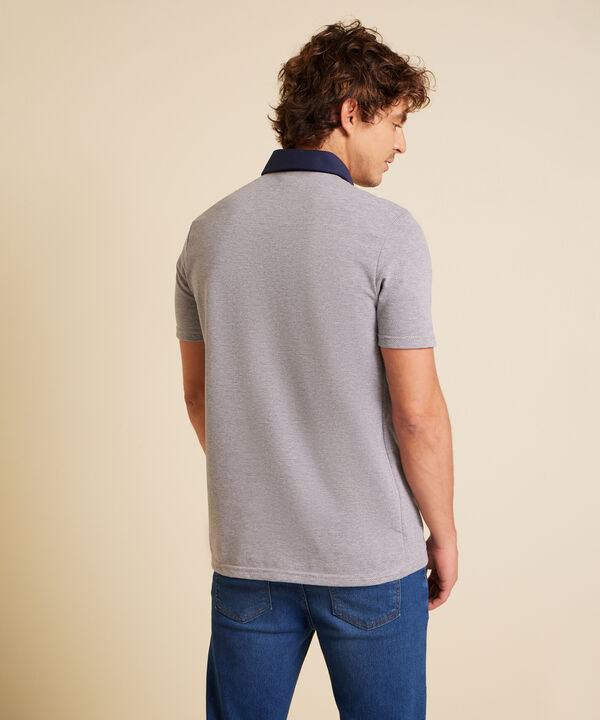 Polo Unicolor Textura, Cuello Duro, Manga Corta Con Bolsillo, Silueta Regular Fit