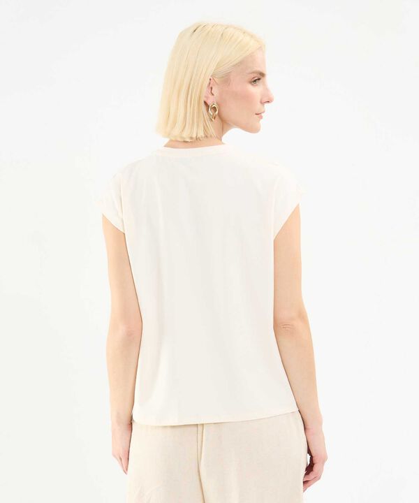 Camiseta con Bordado Floral
