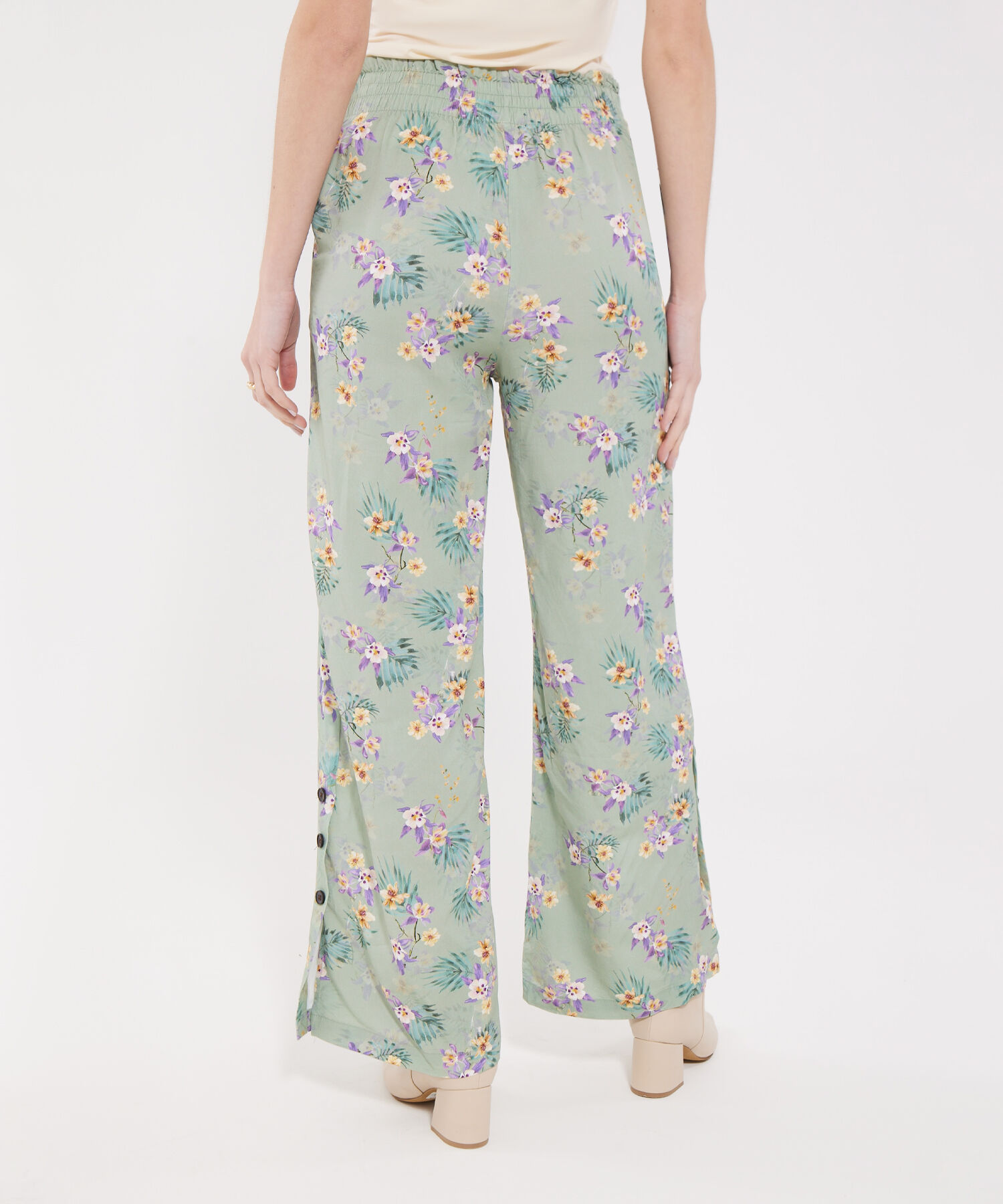 Pantalón Fluido Estampado Con Botones En Bota
