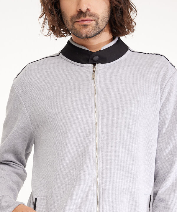 Buzo Abierto Tipo Bomber, Cuello Nerú, Bolsillos Ribete Laterales, Puños Tejidos Y Detalles En Hombros image number null