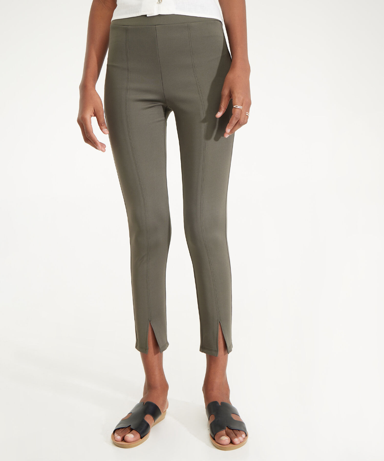 Leggings Unicolor Con Corte En Frente Y Abertura En Bota