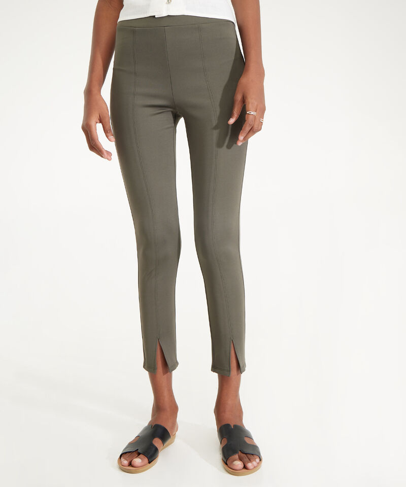 Leggings Unicolor Con Corte En Frente Y Abertura En Bota