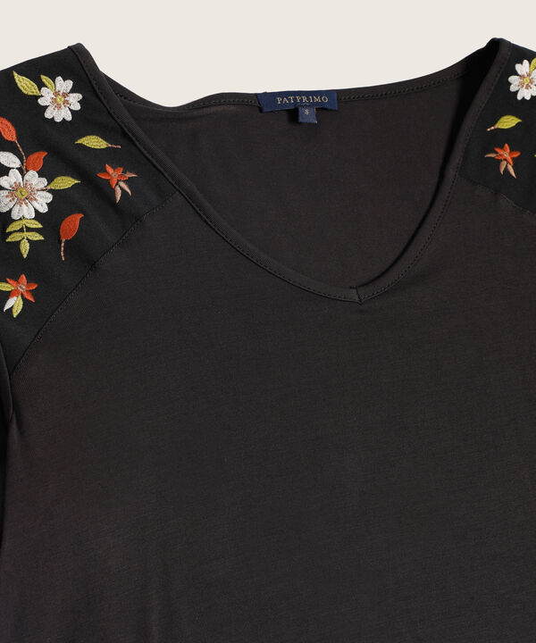 Camiseta Con Boleros Y Bordado