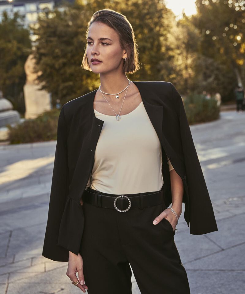 Chaqueta Unicolor Con Bolero Inferior Para Mujer