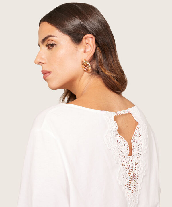 Camiseta Cuello Redondo con Aplique En Espalda