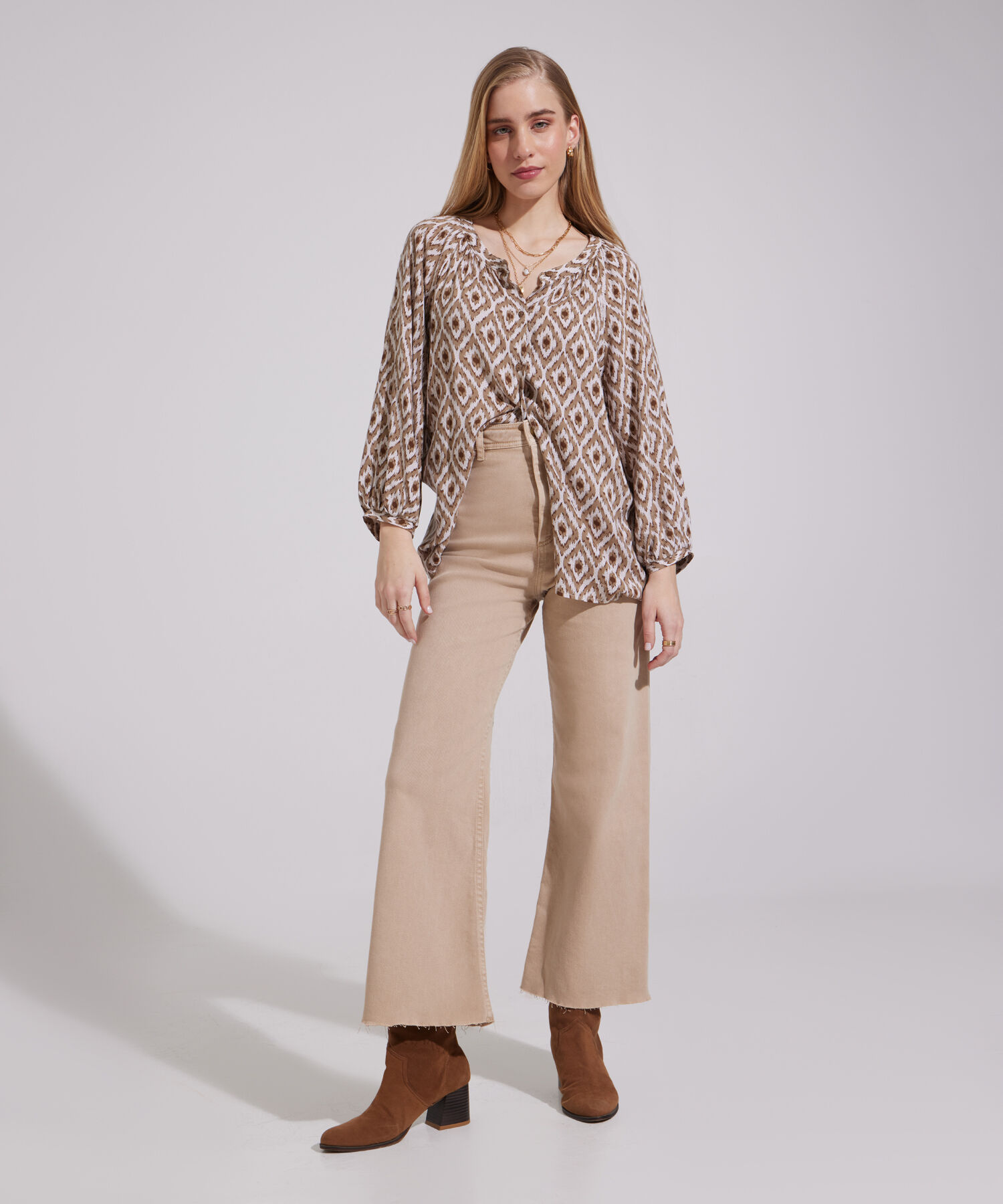 Blusa Estampada Cuello Nerú, Manga Rangland 3/4 Bombacha Con Recogido En Cuello Y Botonadura En Frente