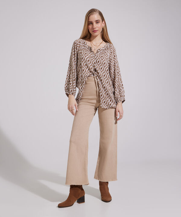 Blusa Estampada Cuello Nerú, Manga Rangland 3/4 Bombacha Con Recogido En Cuello Y Botonadura En Frente