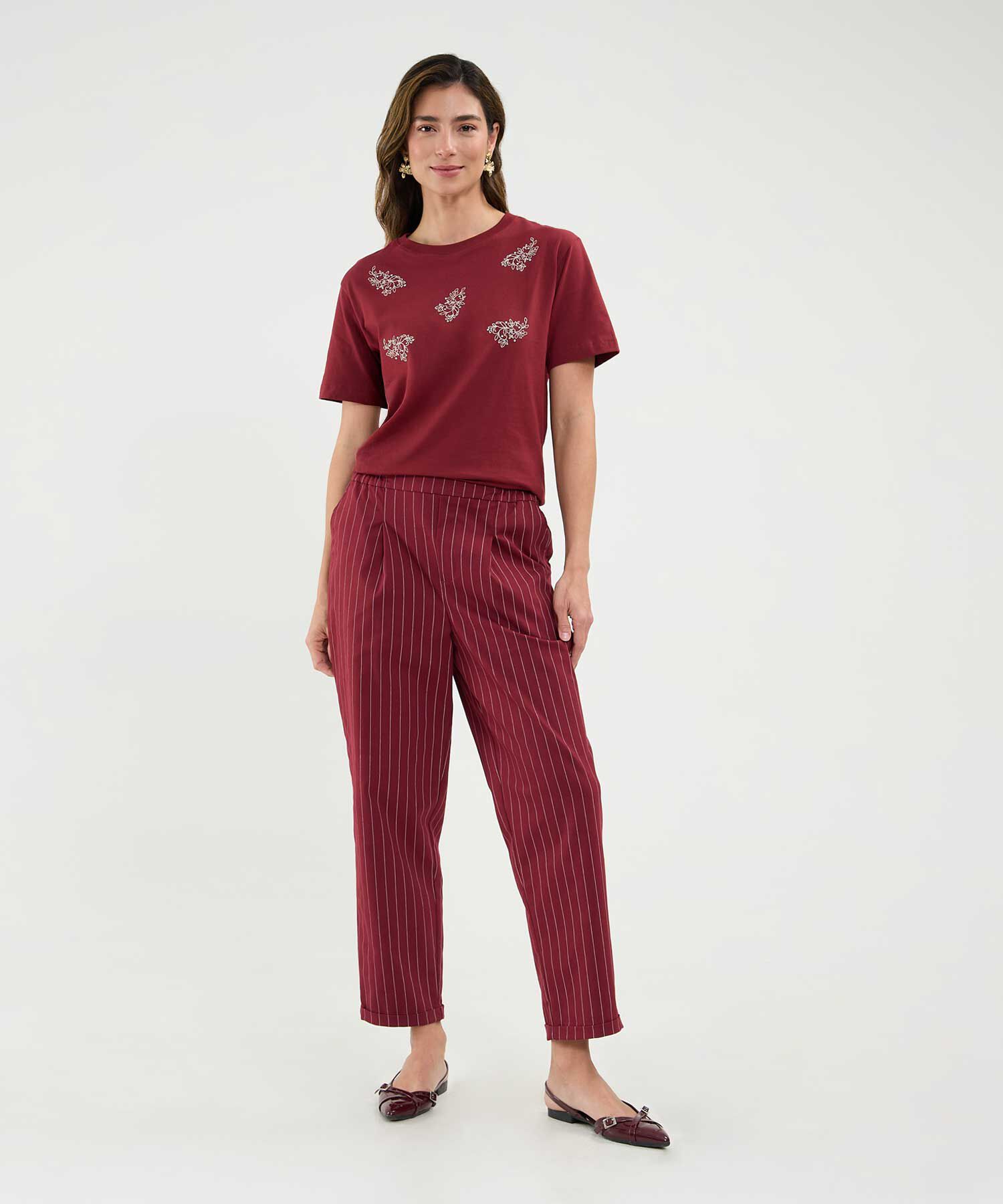 Camiseta con Bordado Botánico 