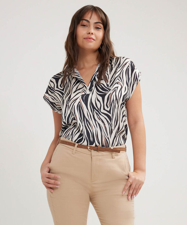 Blusa Manga Corta Corrida Estampada  En Satin image number null