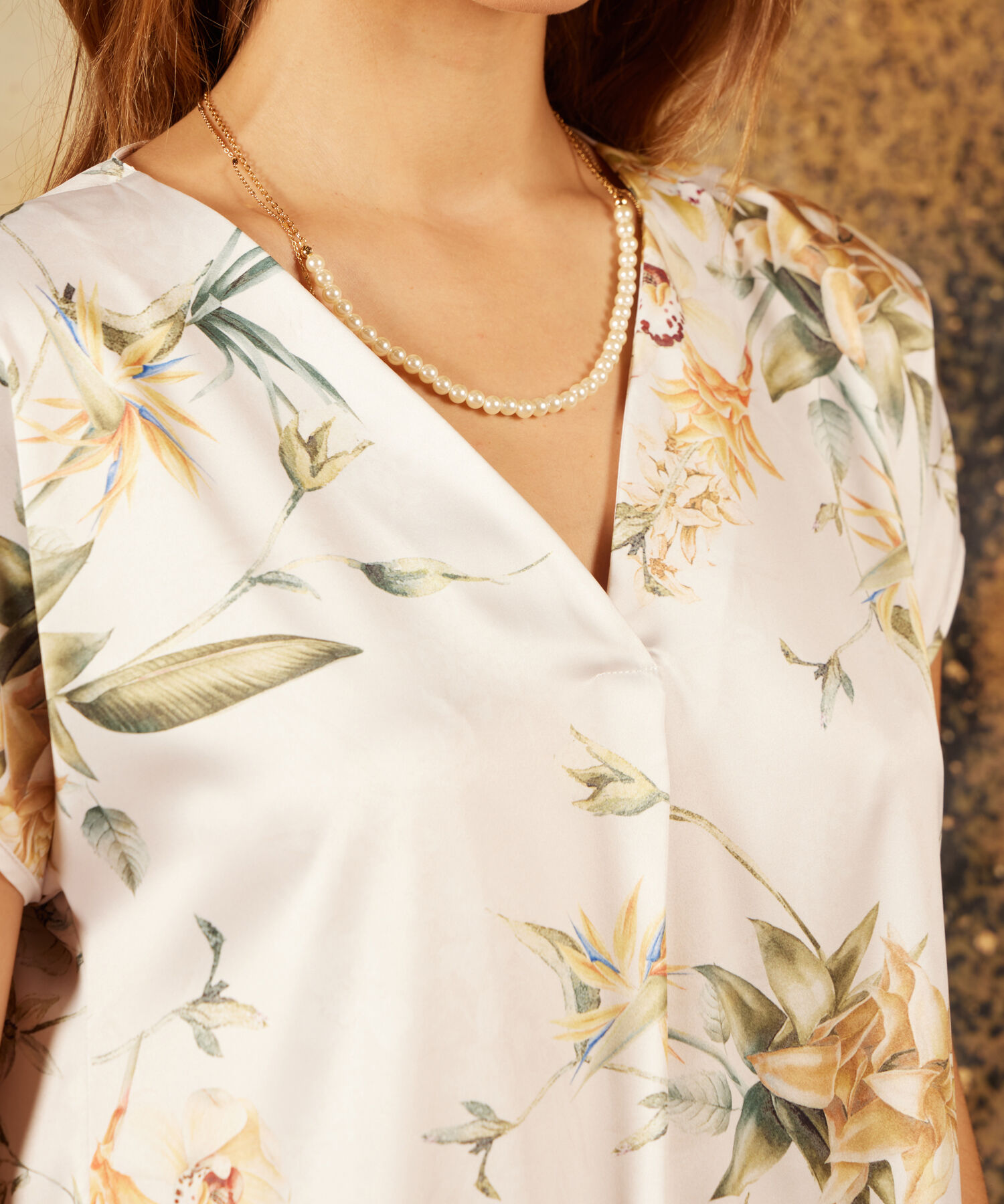 Blusa Estampada Cuello V Con Prense En Centro Frente Con Manga Corta Corrida Y Silueta Holgada
