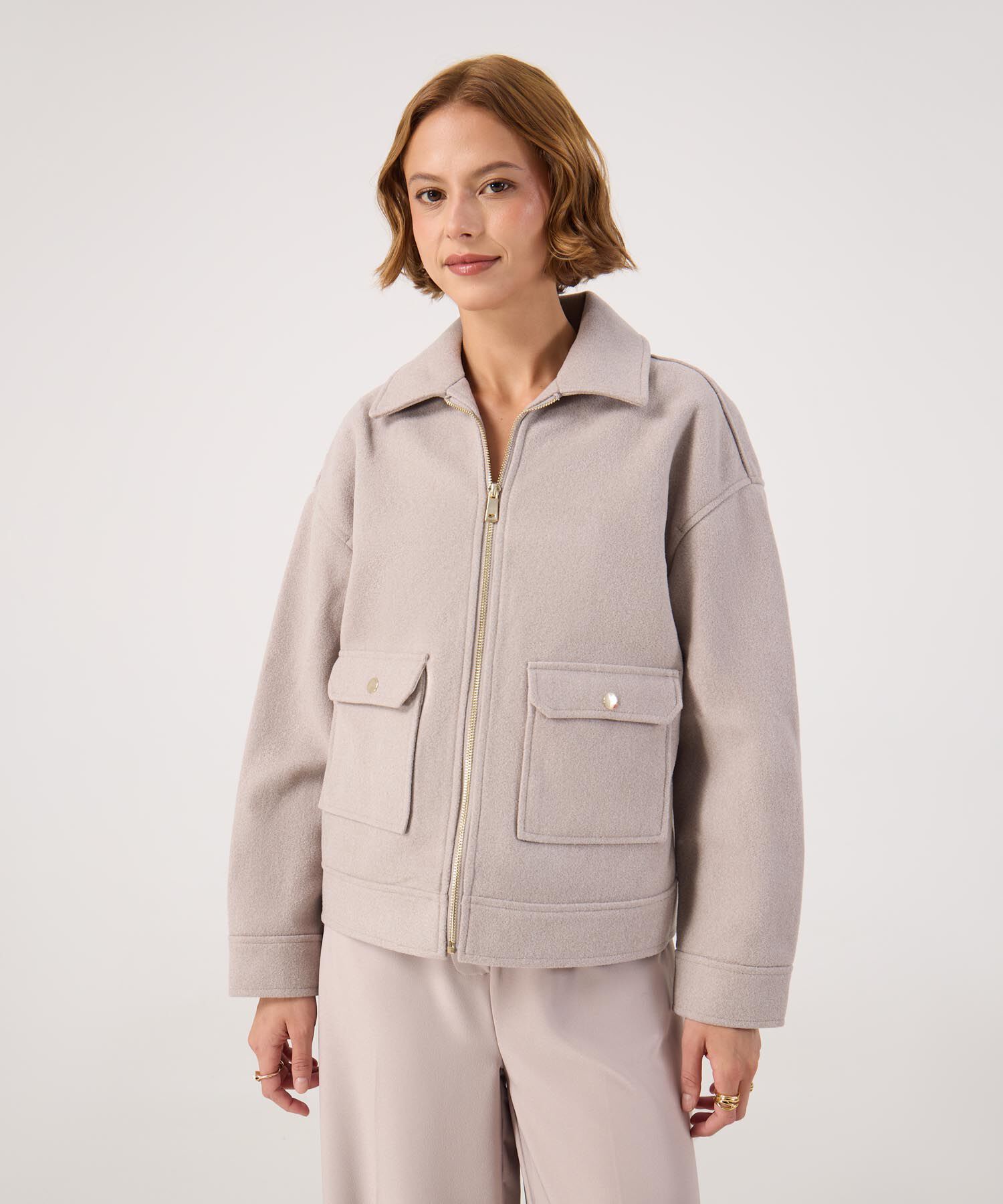 Chaqueta unicolor con bolsillos 