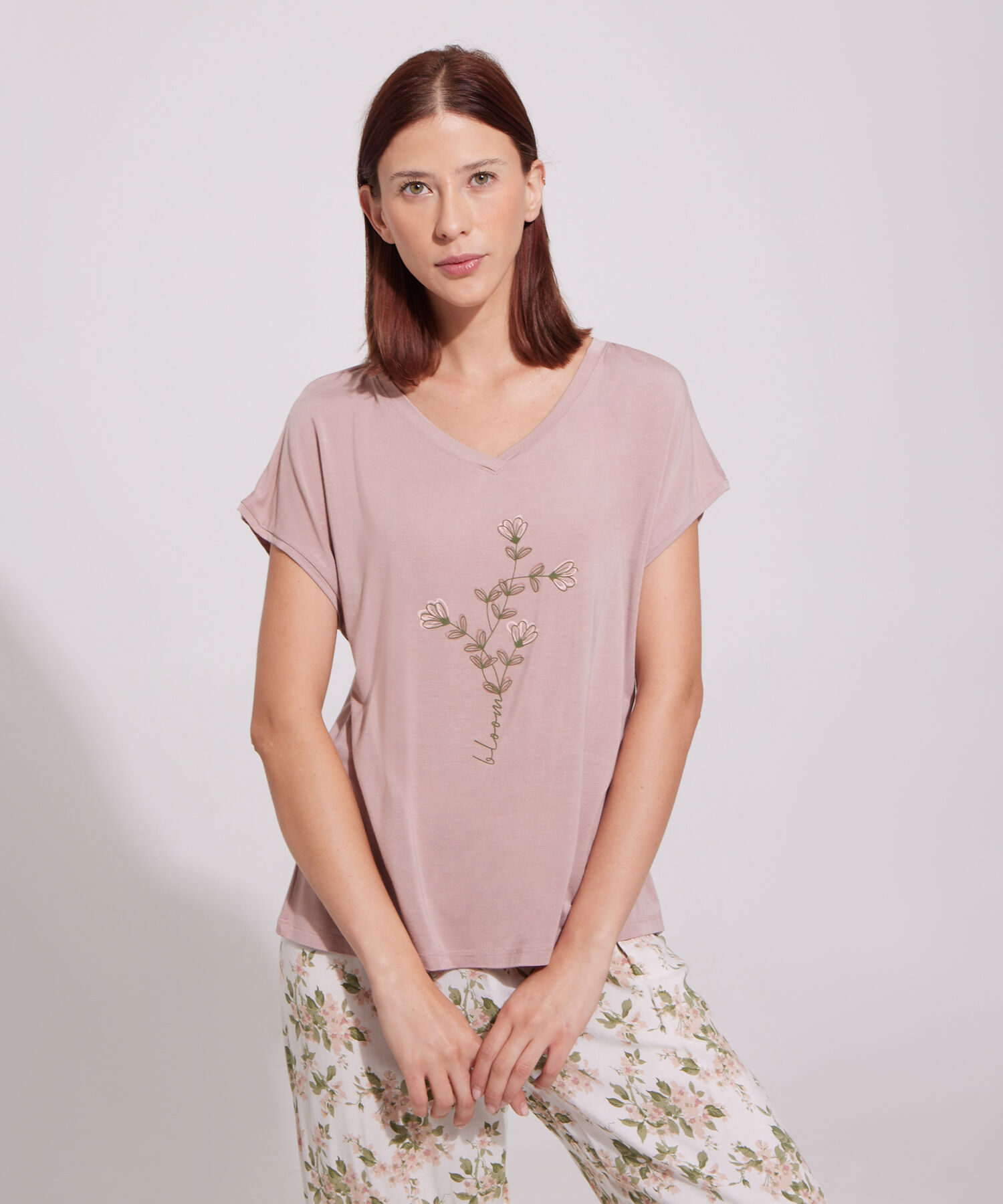 Pijama Camiseta Cuello En V Con Screen Y  Pantal&oacute;n Capri Tejido Plano