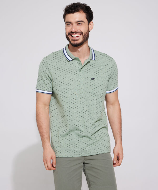 Polo Estampada, Cuello Y Puños Tejidos Con Bolsillo, Silueta Regular Fit