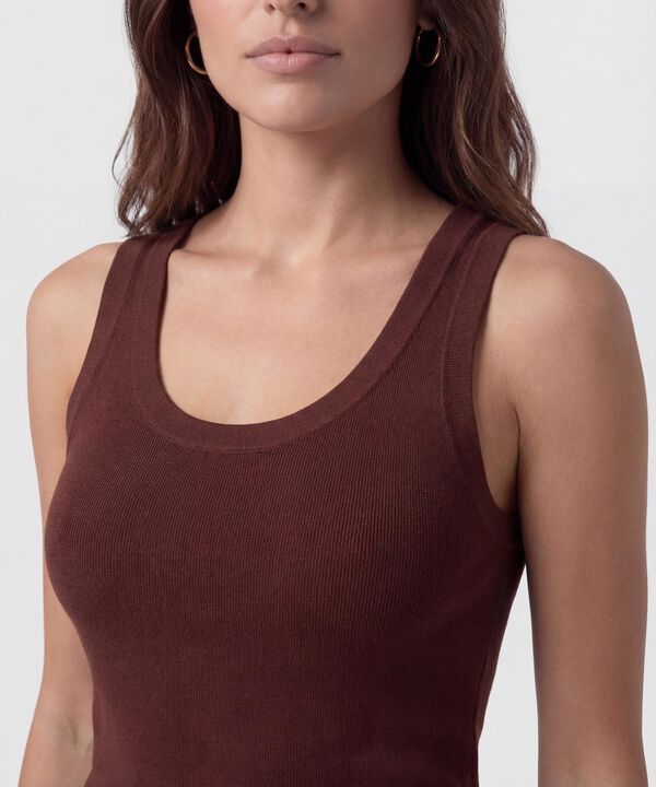 Camiseta De Tiras Anchas Y Cuello U Mujer