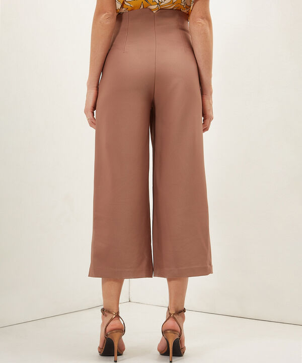 Pantalón Moda Unicolor, Tiro Alto Con Corte V En Pretina Posterior Y Ribetes Laterales, Serena
