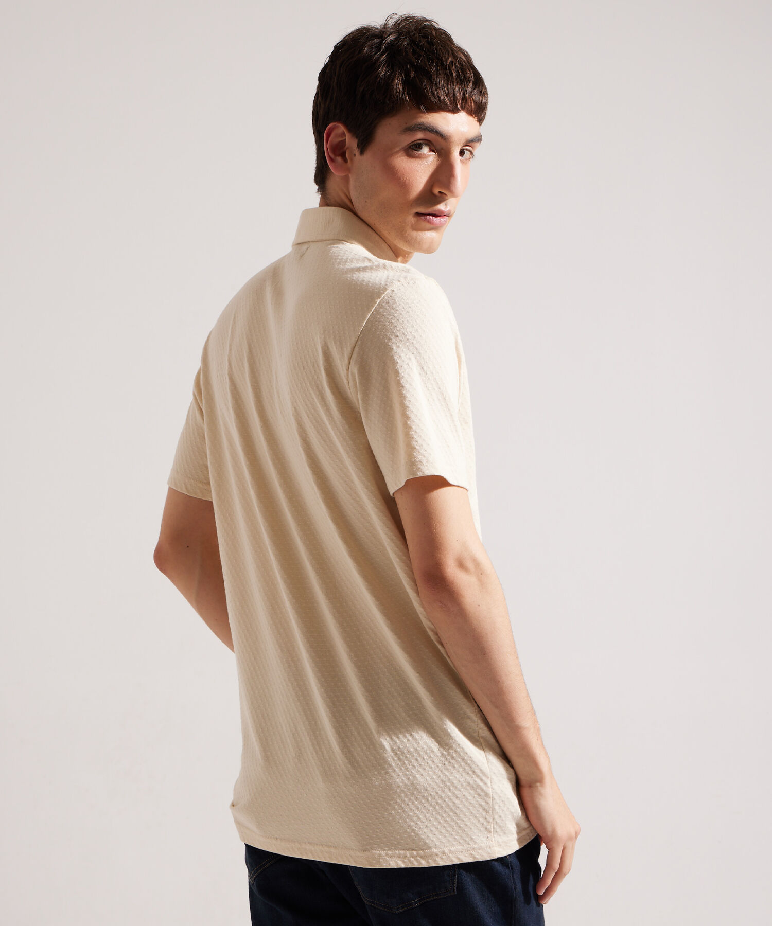 Polo Unicolor Textura Cuello Duro Con Bolsillo Y Silueta Regular Fit, Linea Moda Morocco