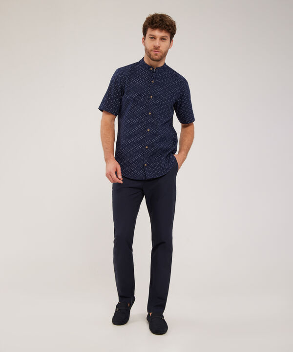 Camisa Estampada, Manga Corta, Cuello Nerú Con Bolsillo Y Silueta Regular Fit, Magia En El Caribe