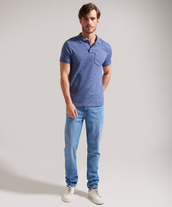 Polo Unicolor Textura, Cuello Y Puños Tejidos Con Bolsillo Y Silueta Slim Fit