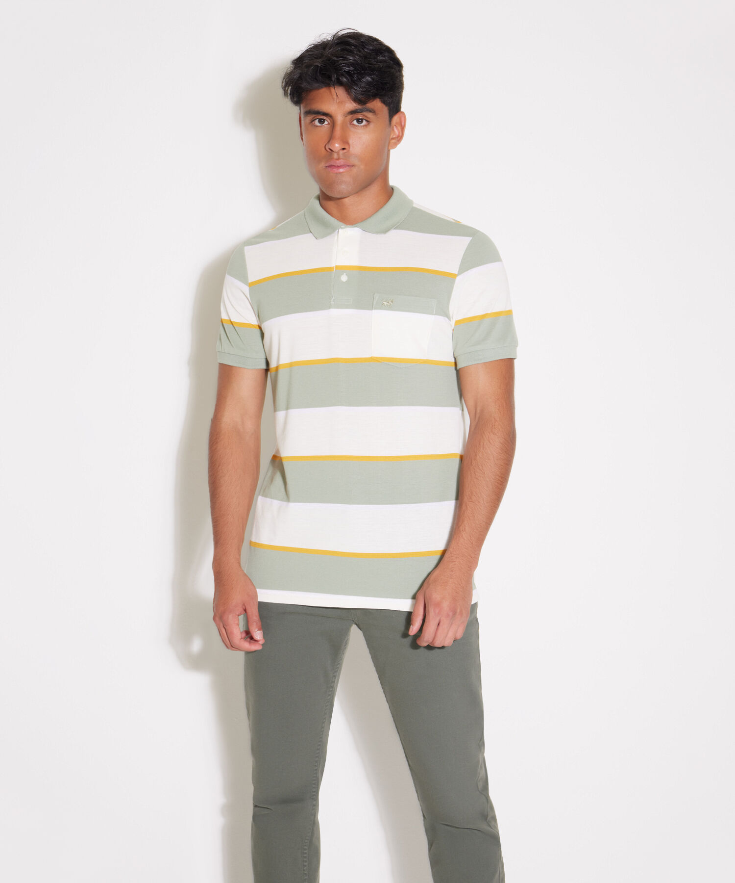 Polo Preteñida, Cuello Y Puños Tejidos Con Bolsillo Y Pechera Interna En Contraste, Silueta Regular Fit