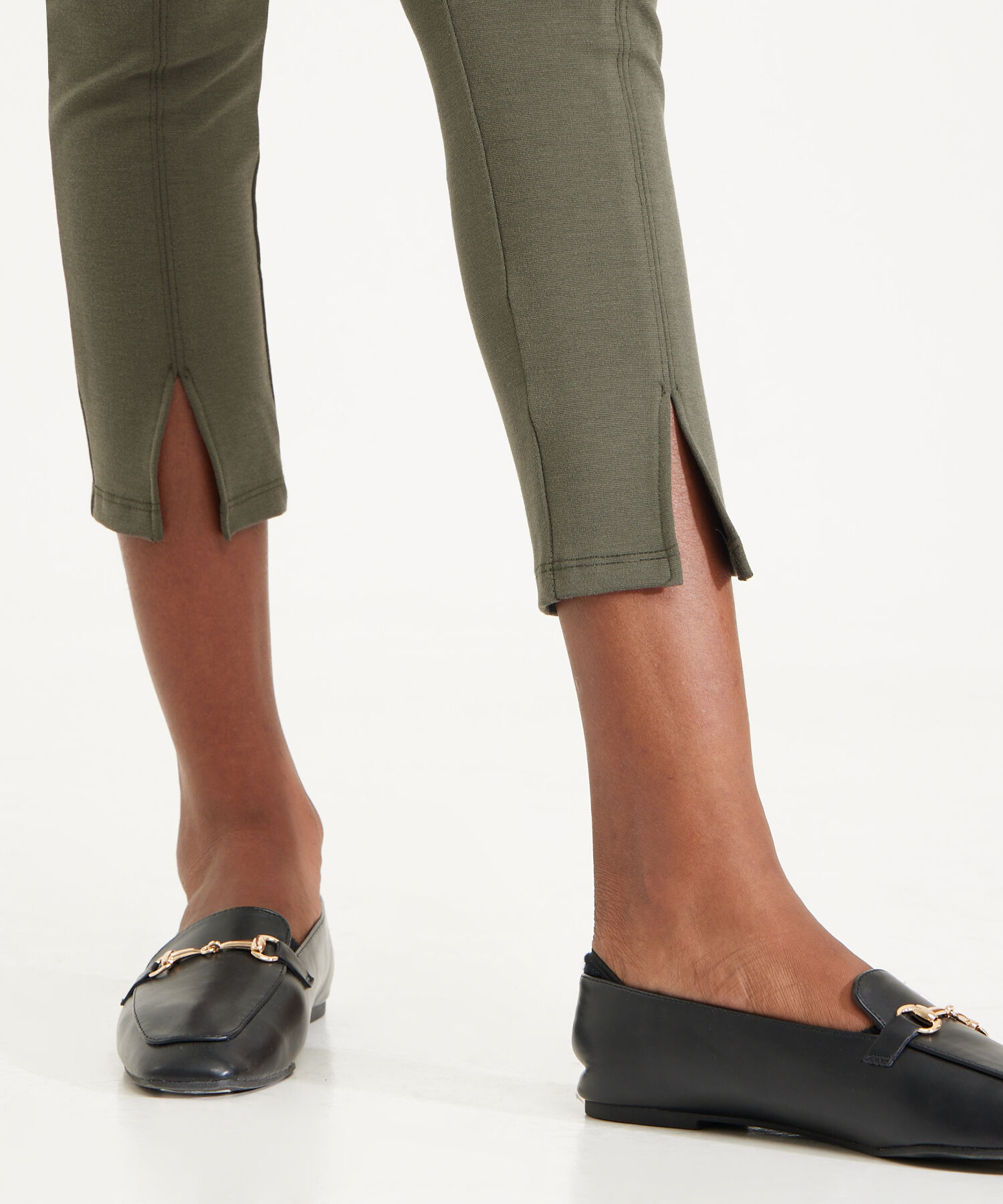 Leggings Unicolor Con Corte En Frente Y Abertura En Bota