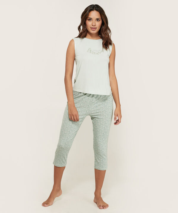 Pijama CortoCapri. Camiseta Manga Sisa Ancha. Pantalón Capri Estampado En Tejido De Punto.