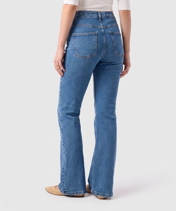 Jeans Bota Flare Detalles Met&aacute;licos Mujer