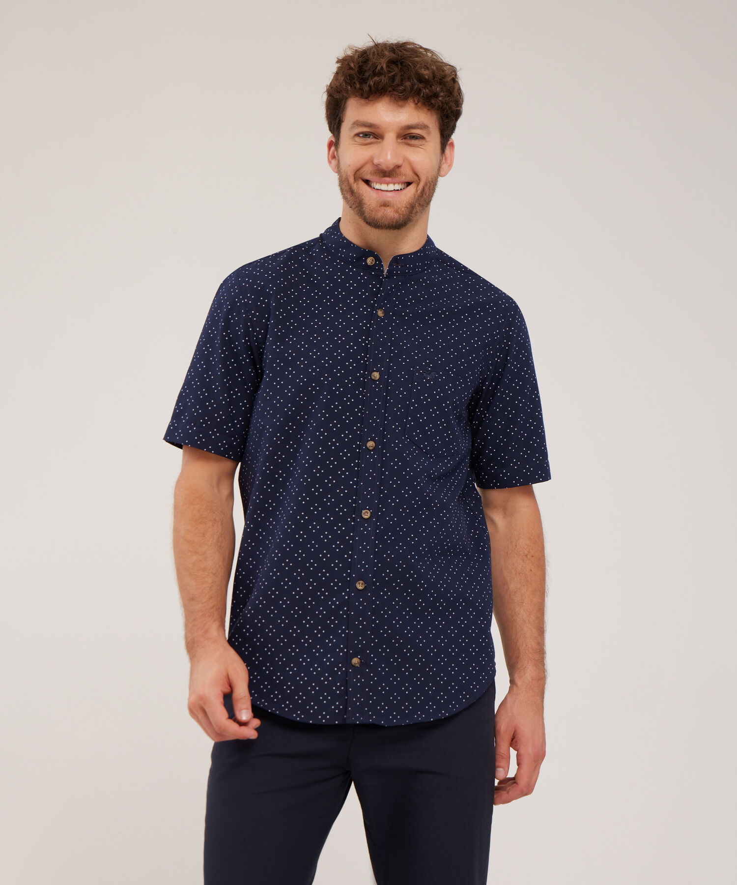 Camisa Estampada, Manga Corta, Cuello Nerú Con Bolsillo Y Silueta Regular Fit, Magia En El Caribe