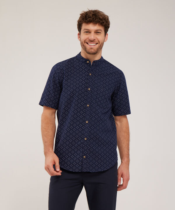 Camisa Estampada, Manga Corta, Cuello Nerú Con Bolsillo Y Silueta Regular Fit, Magia En El Caribe