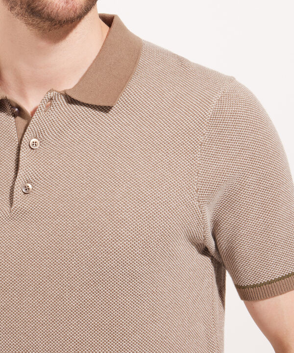 Polo Unicolor Con Detalles En Contraste
