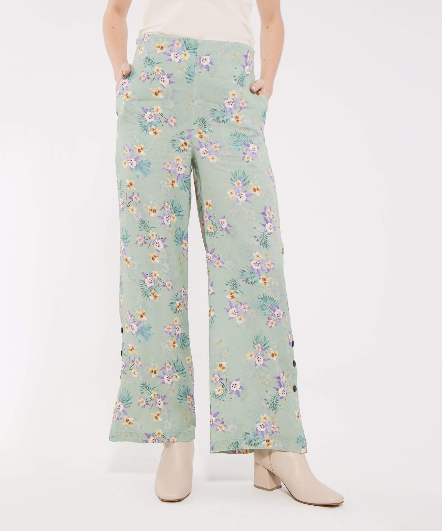 Pantalón Fluido Estampado Con Botones En Bota