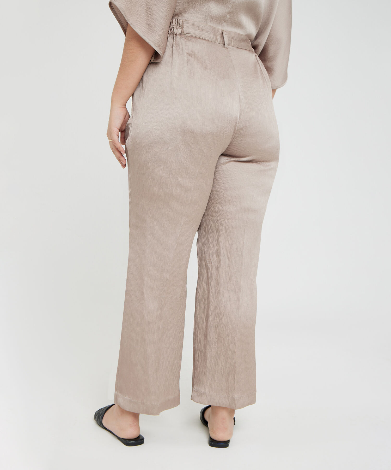 Pantalon Recto Con Quiebre En Botas Y Pretina Encauchada
