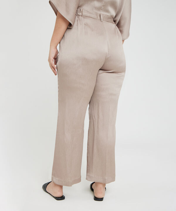 Pantalon Recto Con Quiebre En Botas Y Pretina Encauchada
