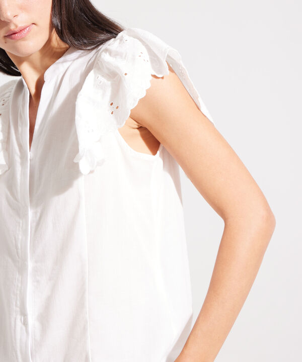 Blusa Cuello Neru Manga Corta Con Ojalillo