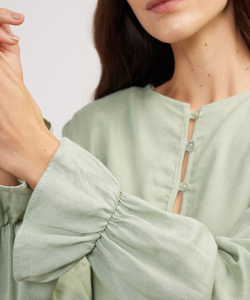 Blusa Unicolor, Escote Redondo, Perilla Corta Con Botonadura, Manga Larga Con Recogido En Puño Y Espalda