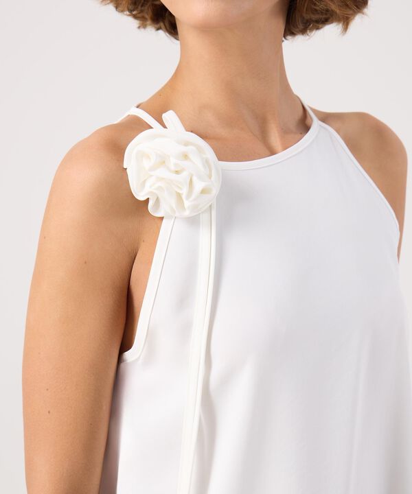 Blusa unicolor con detalle en hombro  image number null