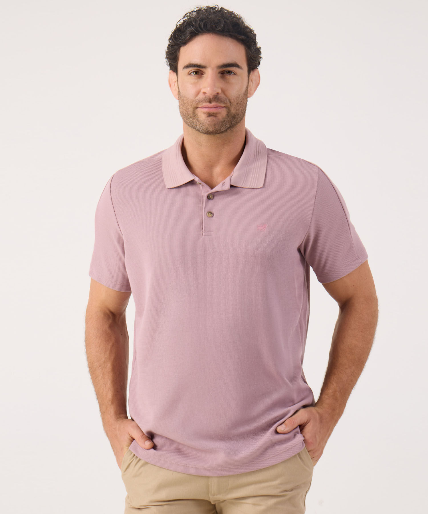 Polo Unicolor Con Textura En Cuello 