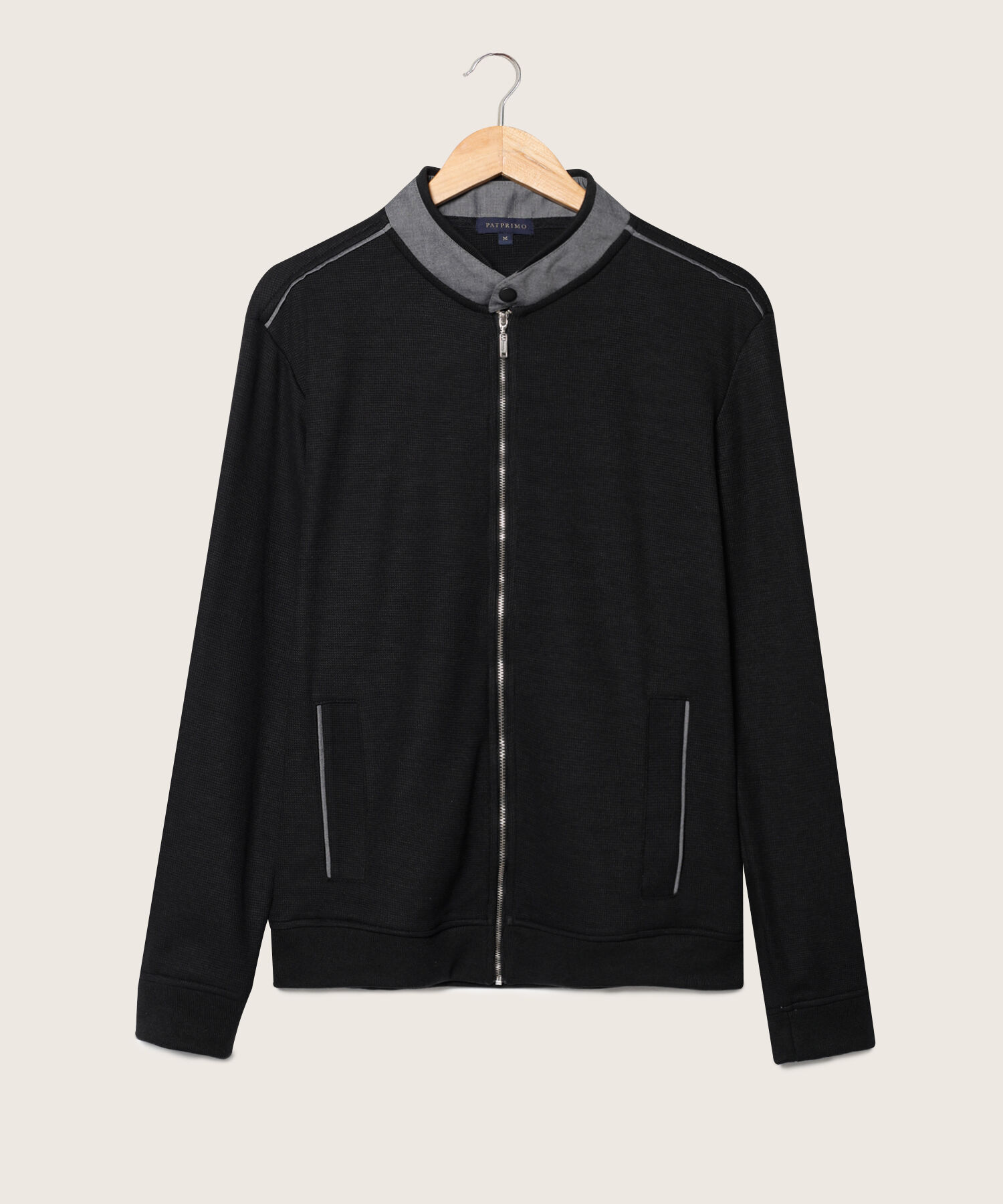 Buzo Abierto Tipo Bomber, Cuello Nerú, Bolsillos Ribete Laterales, Puños Tejidos Y Detalles En Hombros