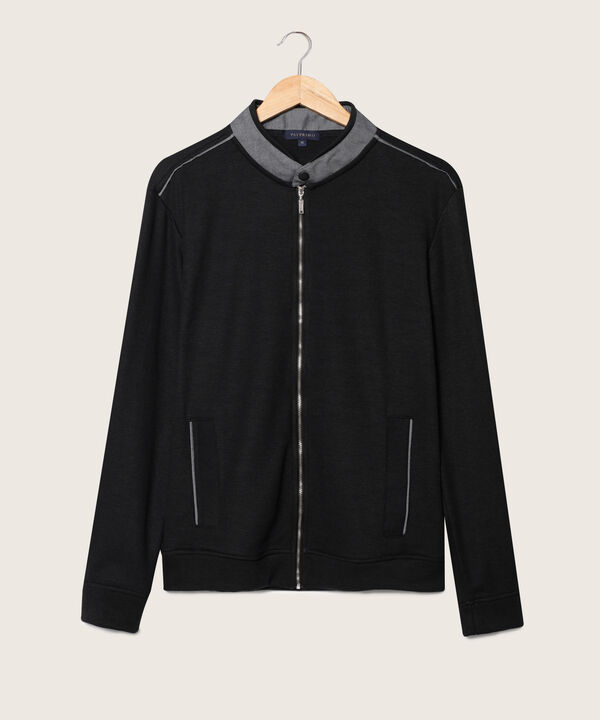 Buzo Abierto Tipo Bomber, Cuello Nerú, Bolsillos Ribete Laterales, Puños Tejidos Y Detalles En Hombros