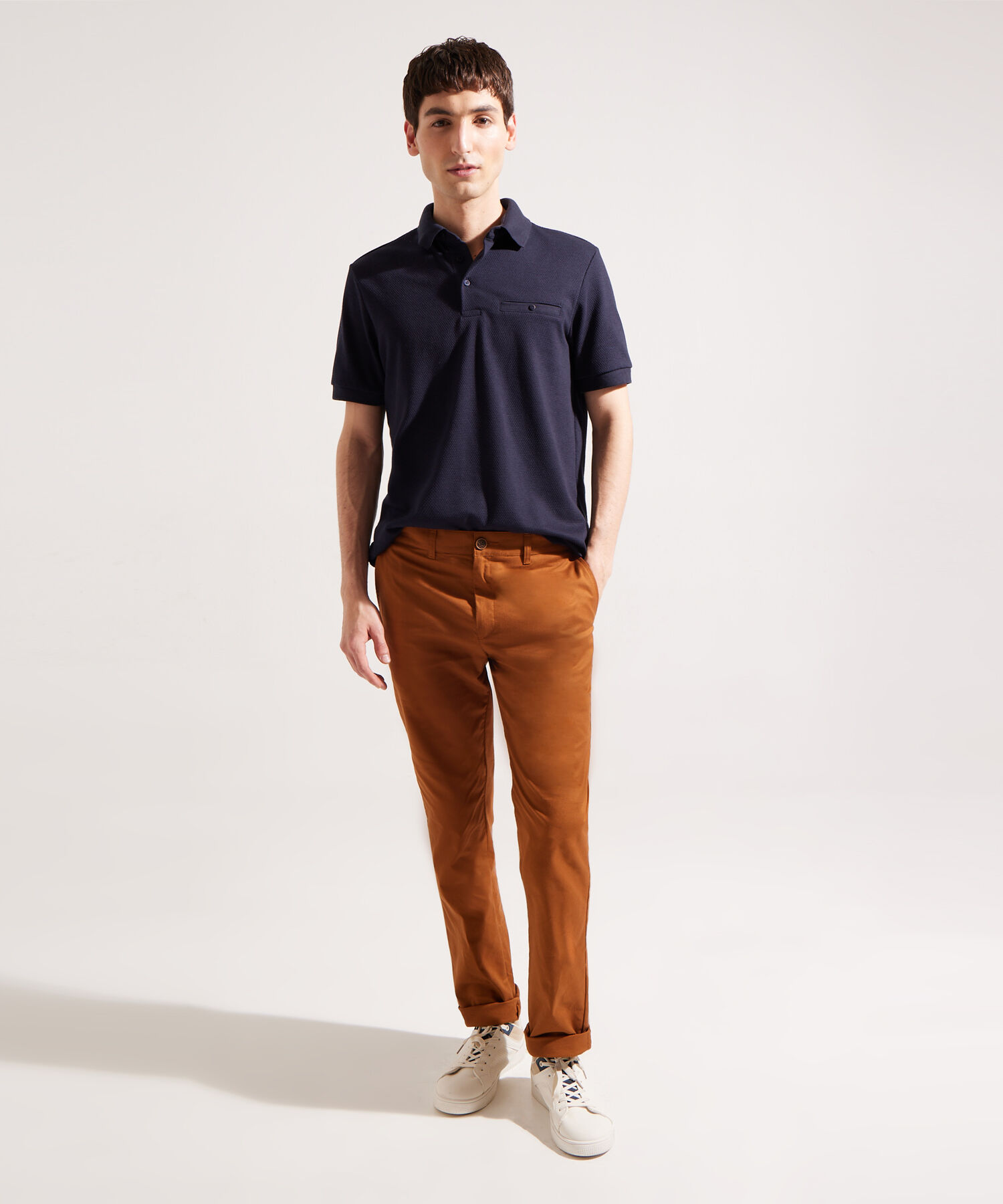 Polo Unicolor Regular Con Bolsillo De Ribete Tejido