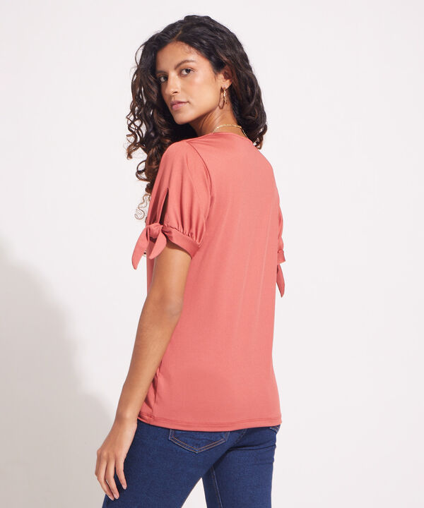 Camiseta Cuello V, Manga Con Puño, Recogido Y Moño