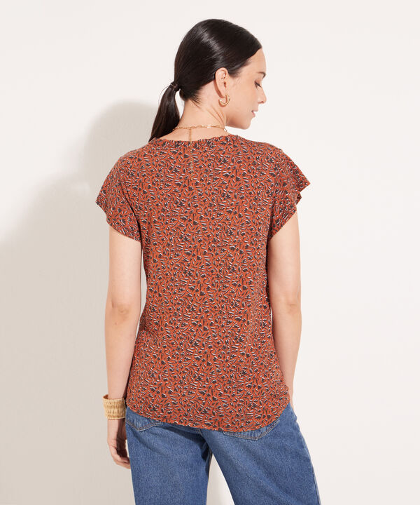 Camiseta Estampada Escote V Con Pechera Y Botones Manga Con Bolero