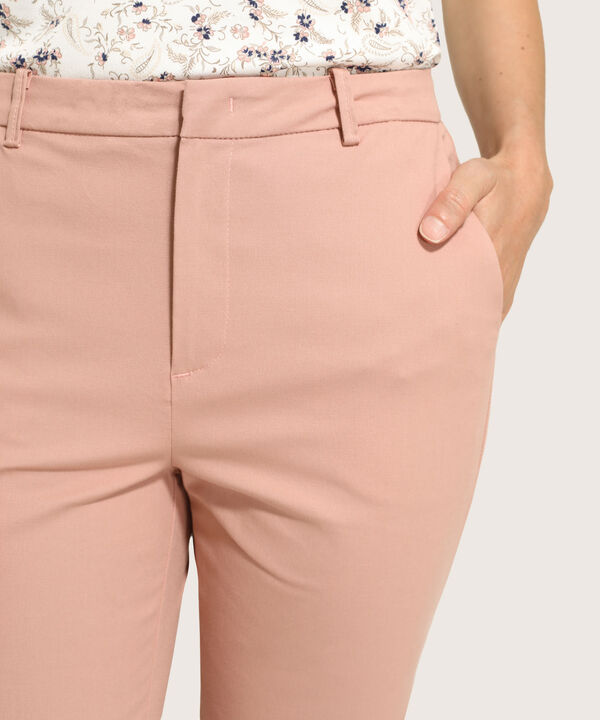 Pantalon Capri Bolsillos