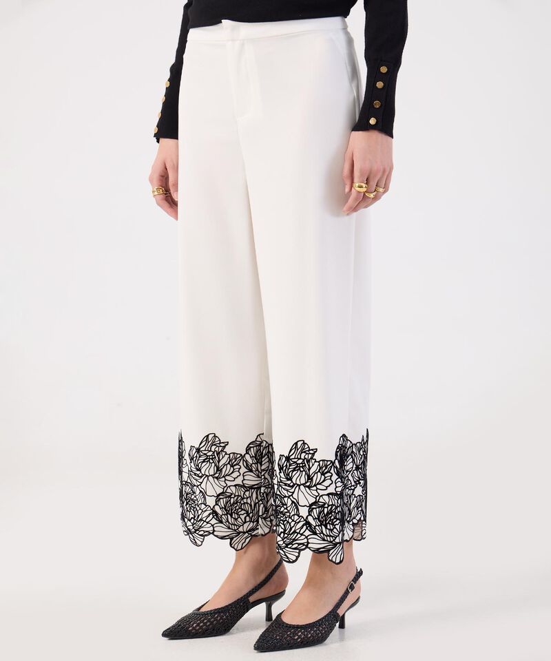 Pantalón Cropped Blanco Detalle Encaje Floral