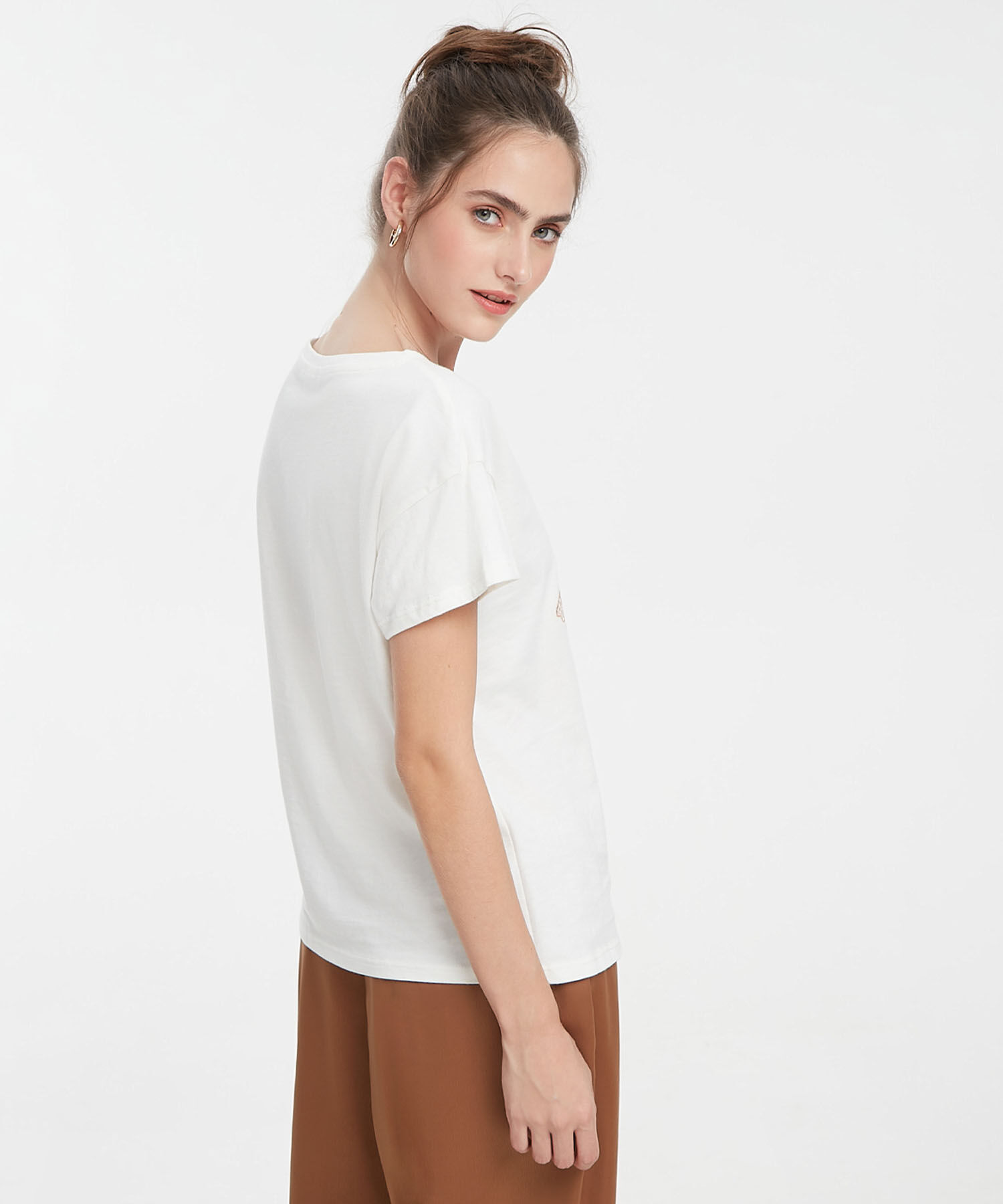 Camiseta Unicolor Con Screen Y Bordado