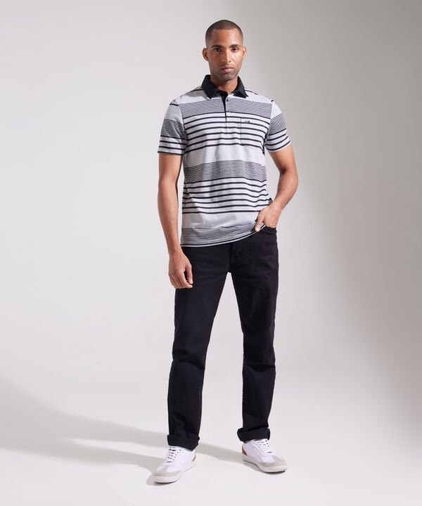 Polo Preteñida Cuello Duro Con Bolsillo, Pechera Y Banda En Contraste Unicolor, Silueta Regular Fit