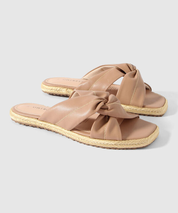 Sandalias Bajas con Entrelazado