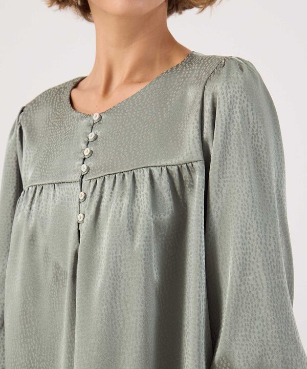 Blusa satinada con botones  image number null