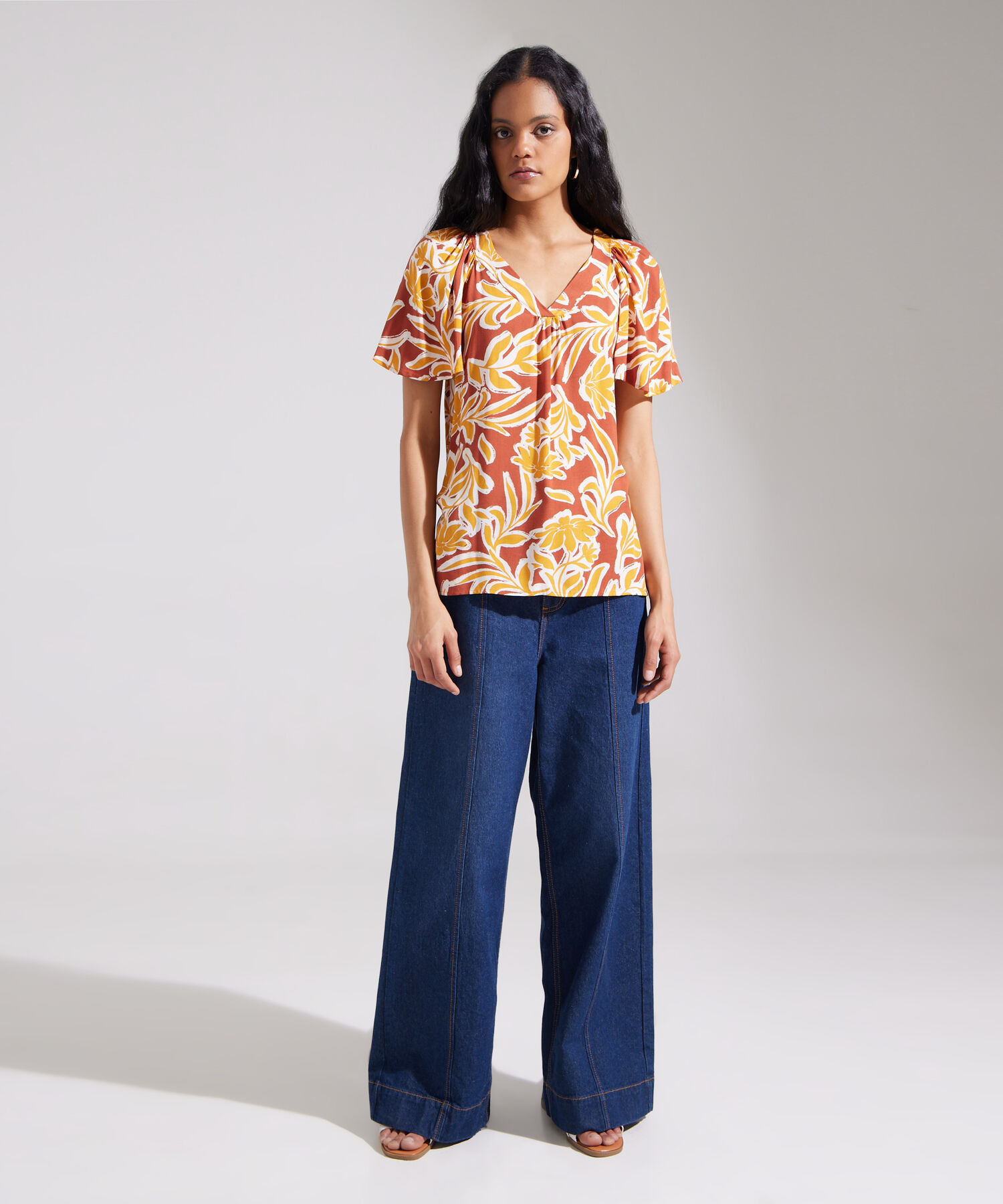 Blusa Estampada Escote V Con Manga Corta Volada Estampada